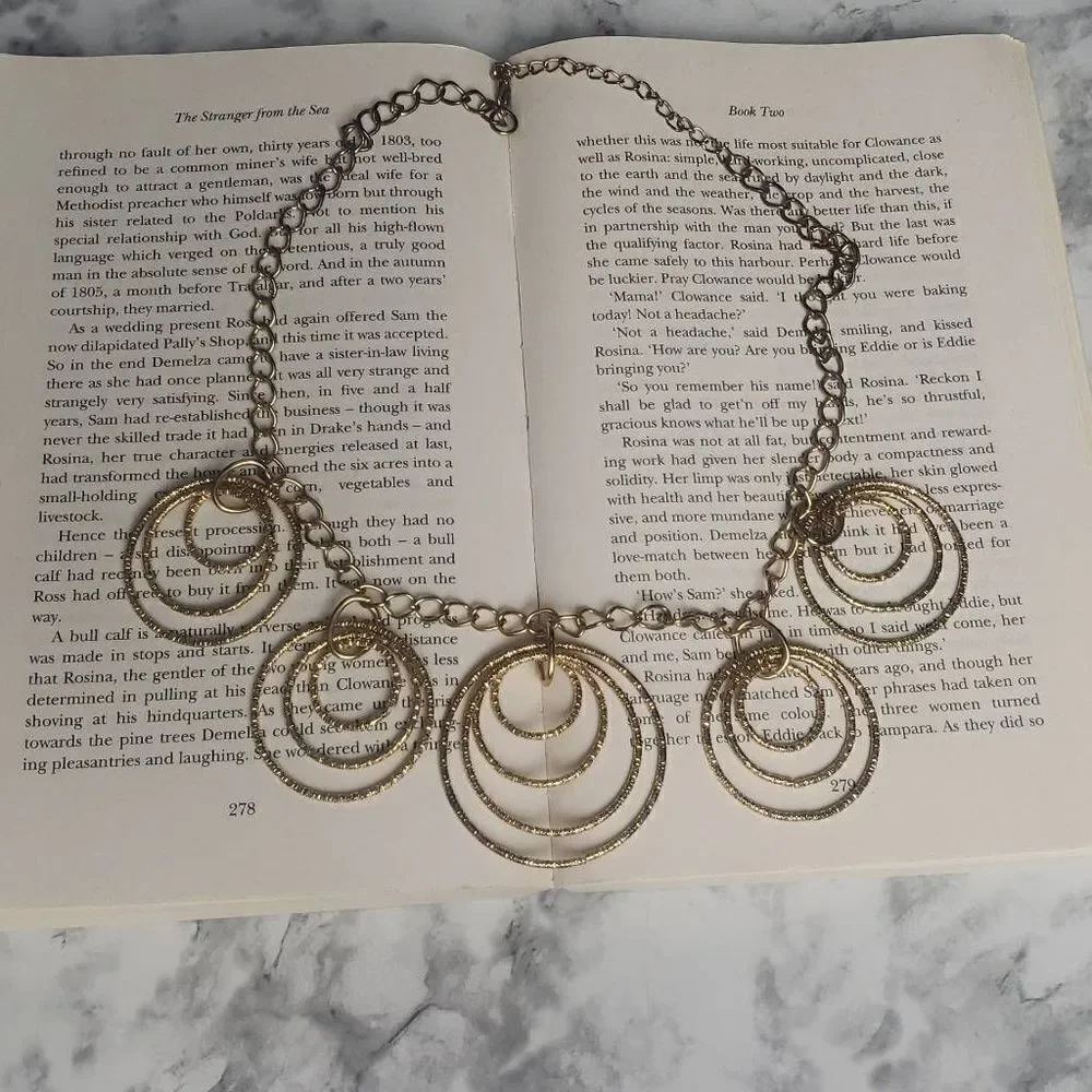 ‎Golden Circle Hooped Rings Necklace